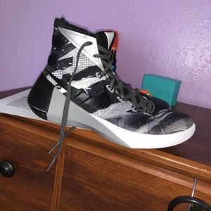 Basketball shoes